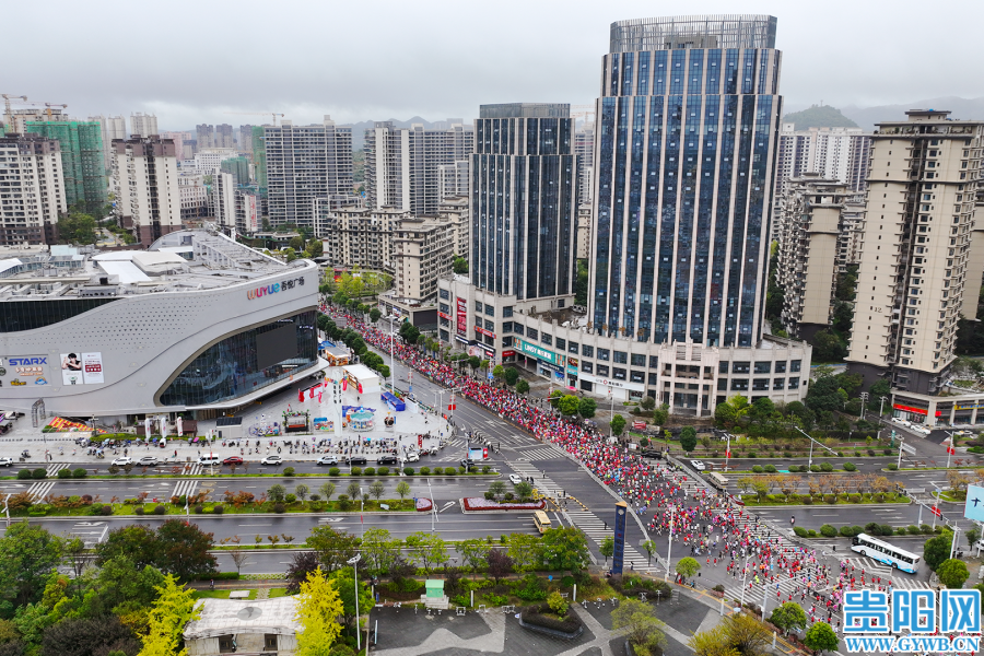 俯瞰湖城相, 服务, 学校的啦啦